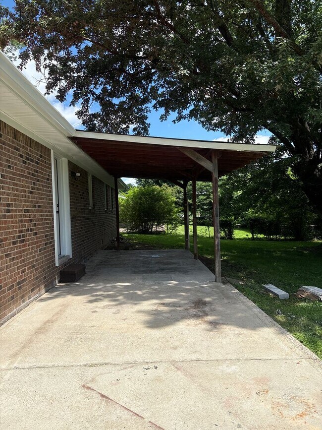 Building Photo - 3 Bedroom 2 Bath 1 Car Garage