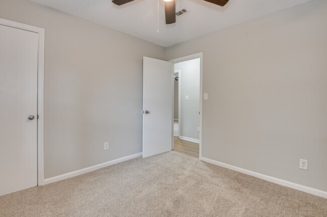 Building Photo - 208 Foxdale Dr