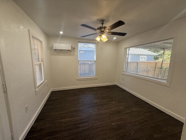 Building Photo - 246 Benita St