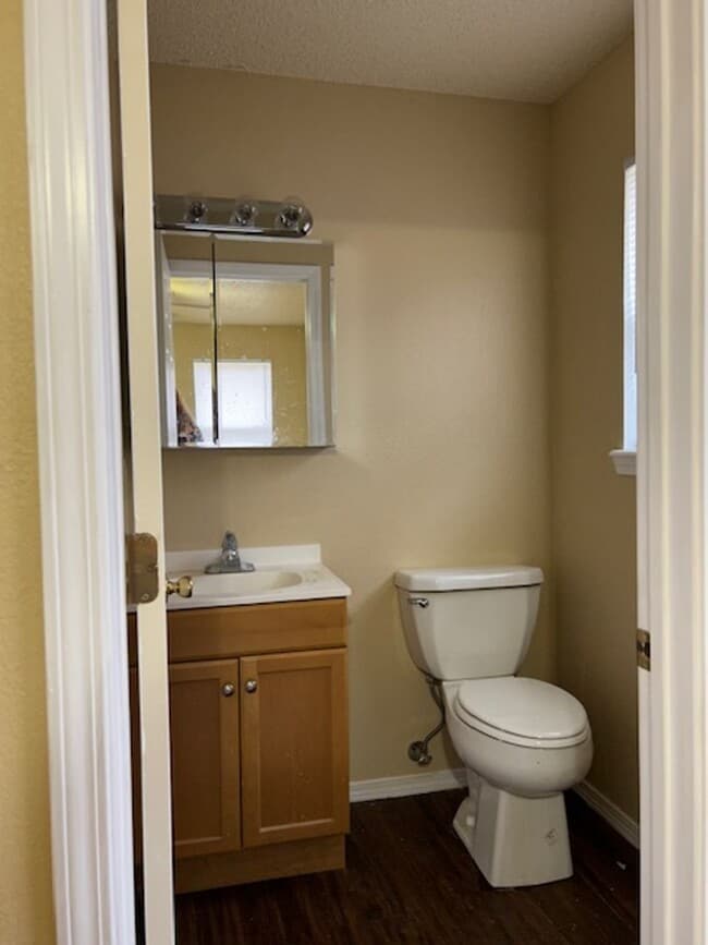 Building Photo - 4 bed 1.5 bath house