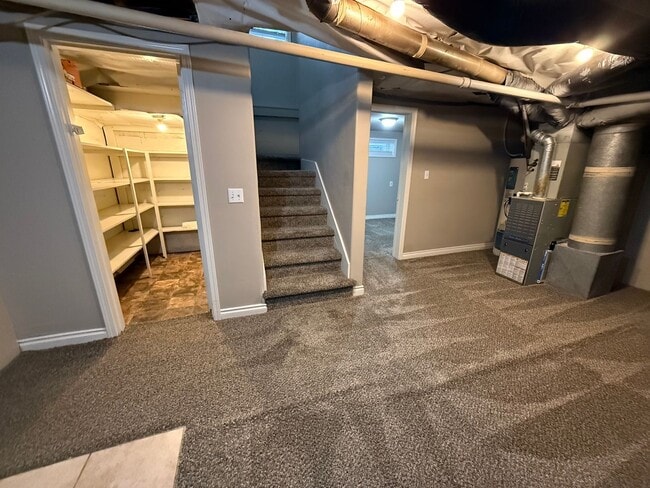 Building Photo - l914