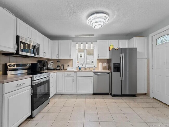 Building Photo - 24 Botsford Ave