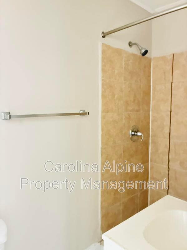 Building Photo - 606 S Ellis St