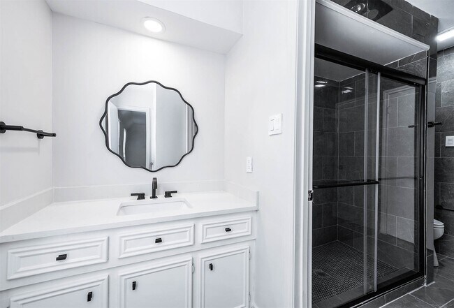 Building Photo - 3511 Tree Ln