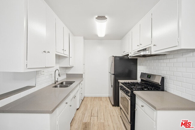 Building Photo - 7540 Hampton Ave