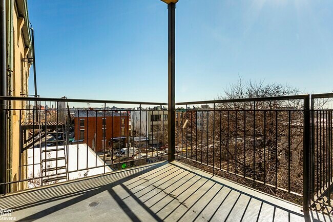 Building Photo - Big 3 Bedroom w/Private Balcony