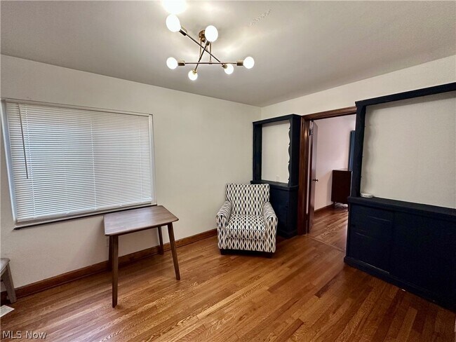 Building Photo - 1093 N Main St