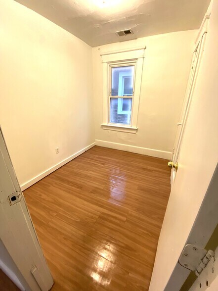 Building Photo - 526 E 22nd St