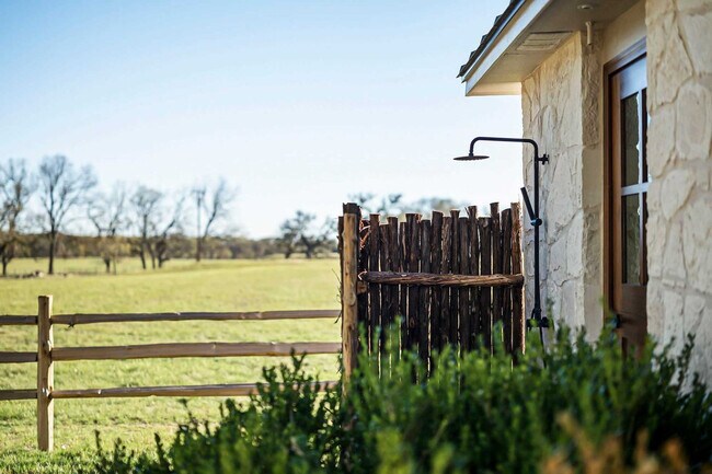 Building Photo - 1219 Sisterdale Rd