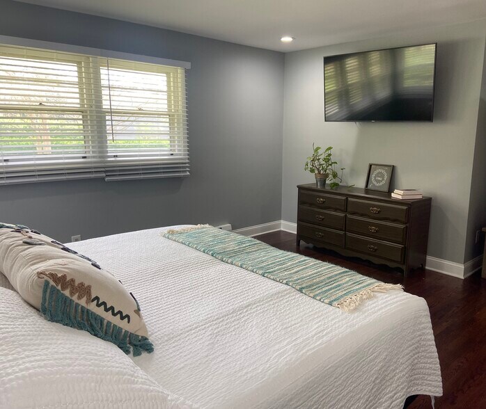Master Suite - 3300 Decker Pl