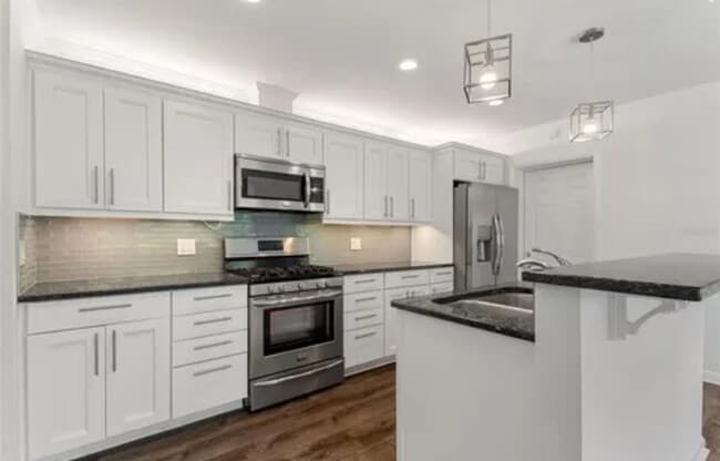 Building Photo - 755 Oleander Dr SE
