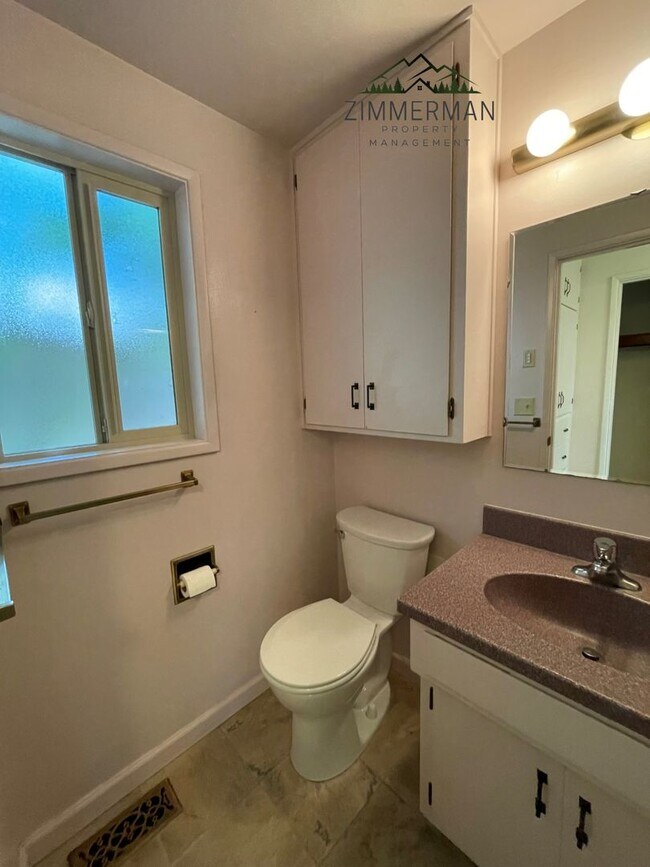 Building Photo - 3 Bedroom, 3 Bathroom Home in Beautiful Sh...