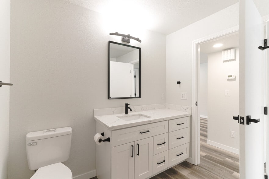 Building Photo - 8202 Mentra St