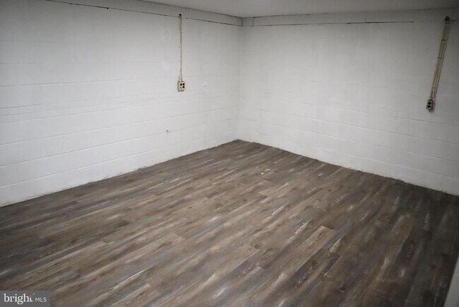 Building Photo - 910 Allan Rd