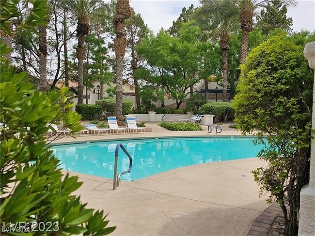 Building Photo - 285 Spring Palms St