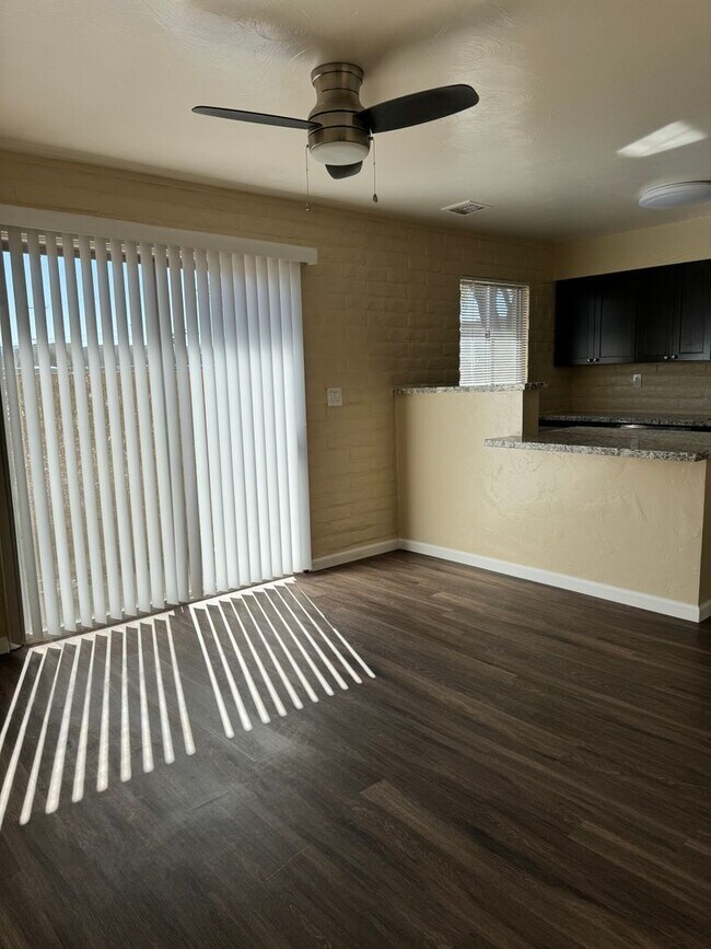 Building Photo - 4561 E Bellevue St