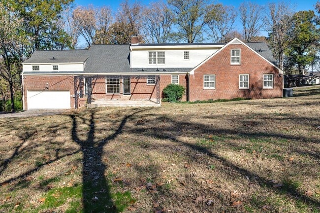 Building Photo - Fantastic renovated 5BE/4BA family home on beautiful oversized private Lot in the heart of Belle ...