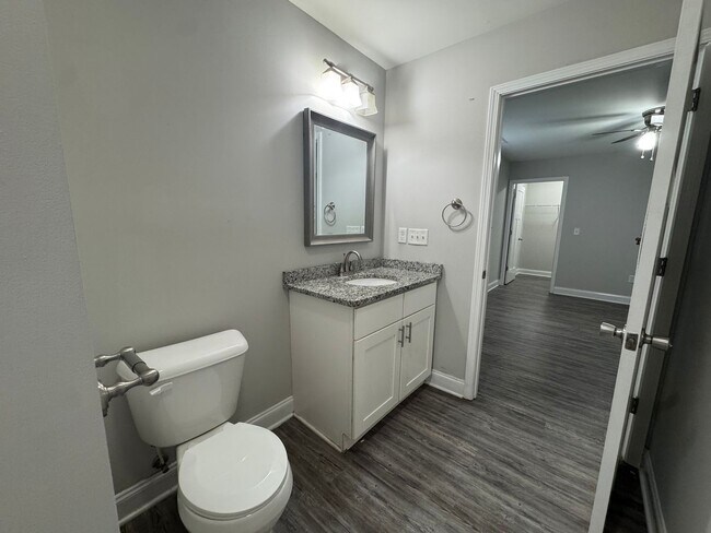 Building Photo - Spacious five bedroom, two bathroom home steps from WKU