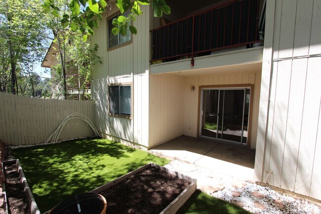 Building Photo - Ground-Level 2 Bedroom Condo in Pineview Village | Covered Parking + Storage