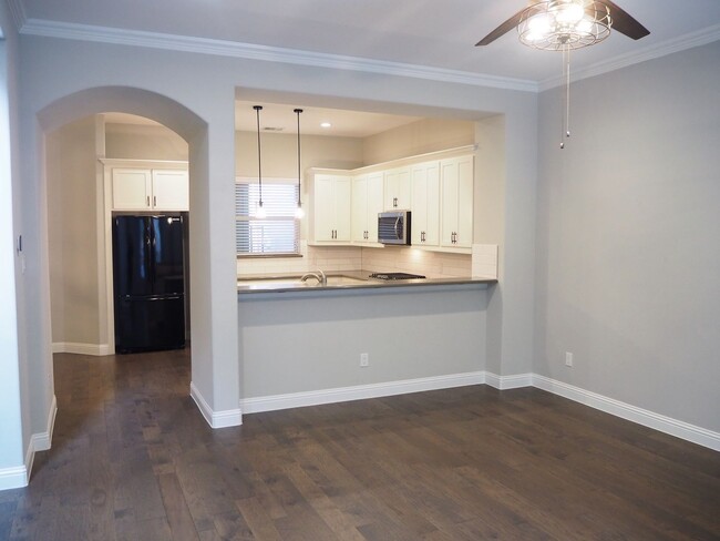 Building Photo - 3 Bed - 2.5 Bath Townhome on River Walk in...