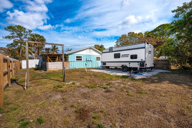 Building Photo - 2658 SE Amherst St