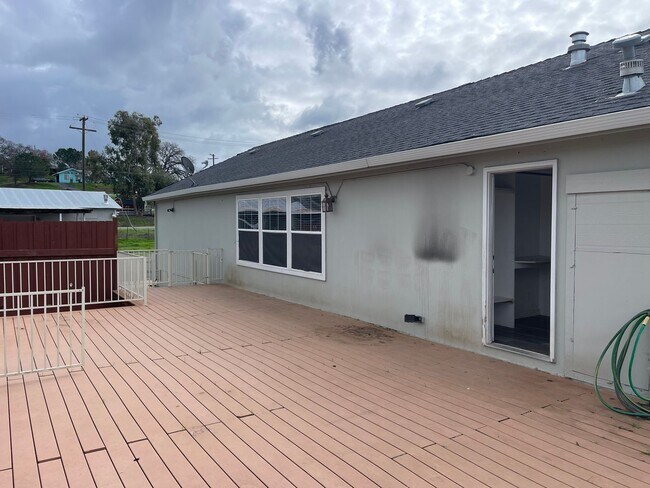 Building Photo - Large Lot, Home and Shop