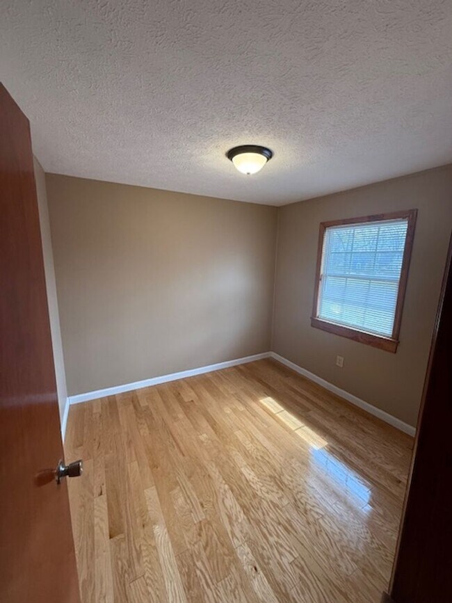 Building Photo - 206 Norwood Dr