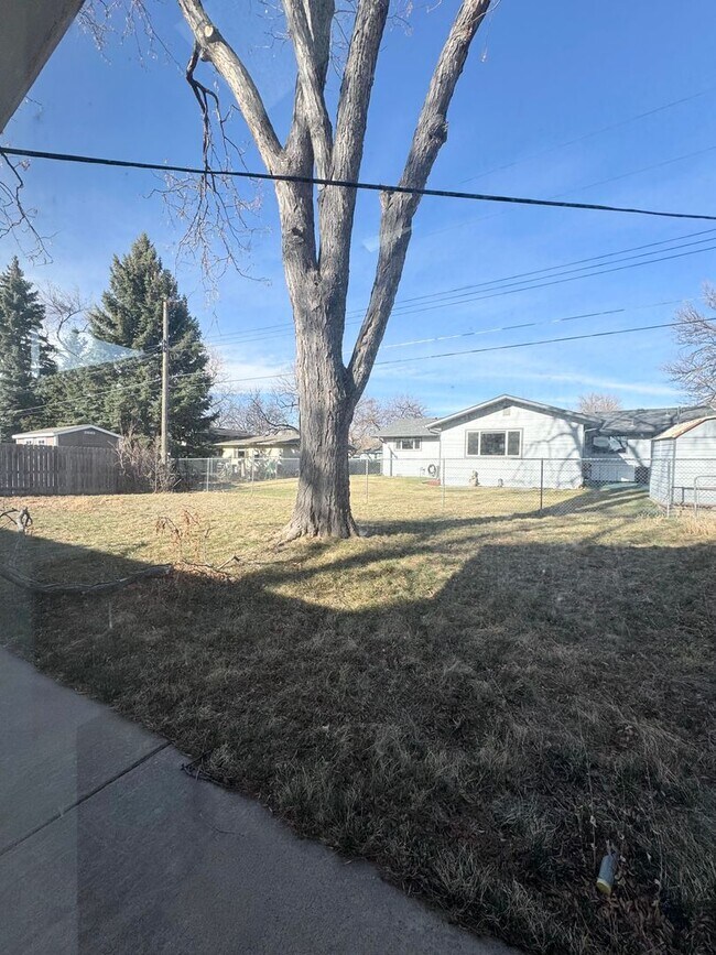 Building Photo - 5 bed 2 bath ranch with finished basement ...