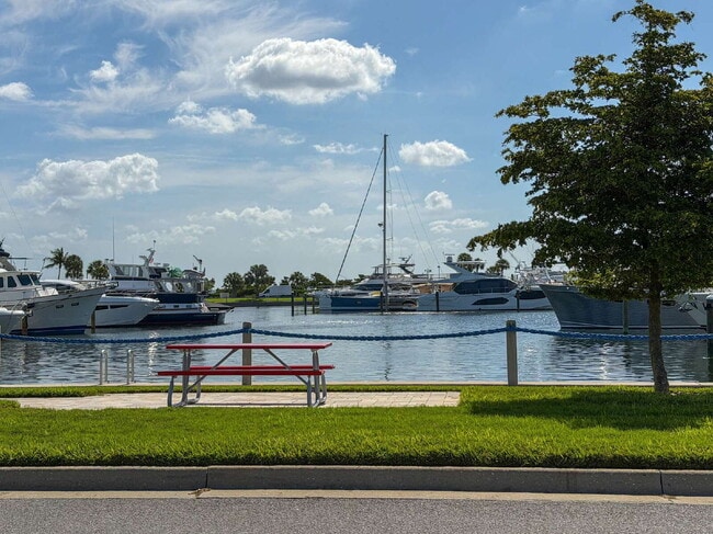 Building Photo - Luxury Furnished Longboat Key Retreat with Private Beach Club Access & Golf Course Views Remodele...