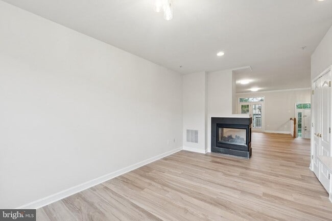 Building Photo - 909 Crestfield Dr