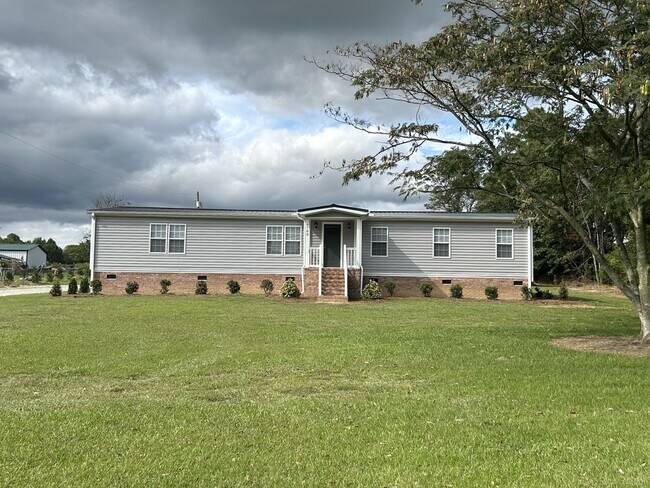 Building Photo - Home in quaint Bailey, NC