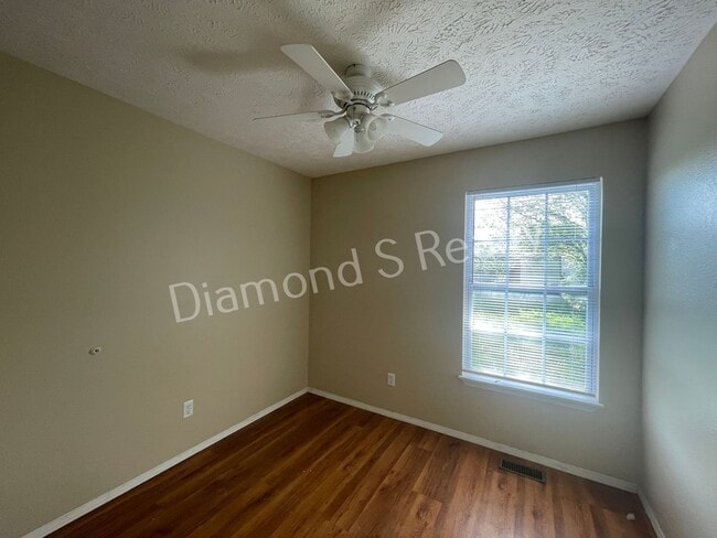 Building Photo - 3 Bedroom Duplex Available!