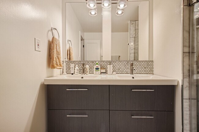 Building Photo - Updated 3BD/ 2BA home in Denver, CO! Available January 1st