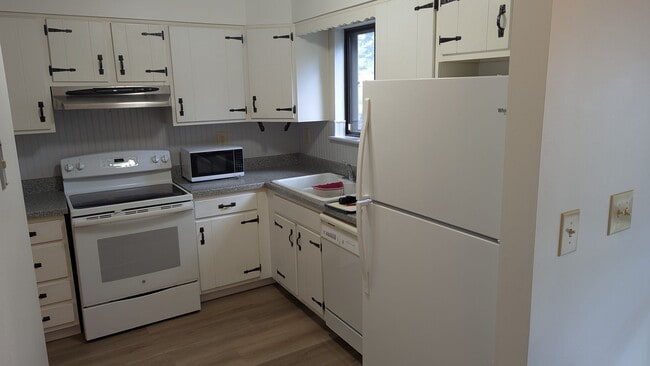 Building Photo - Recently renovated 1st floor condo for ren...