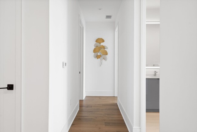 Building Photo - Premier Penthouse Suite at Seven 88 West Midtown-