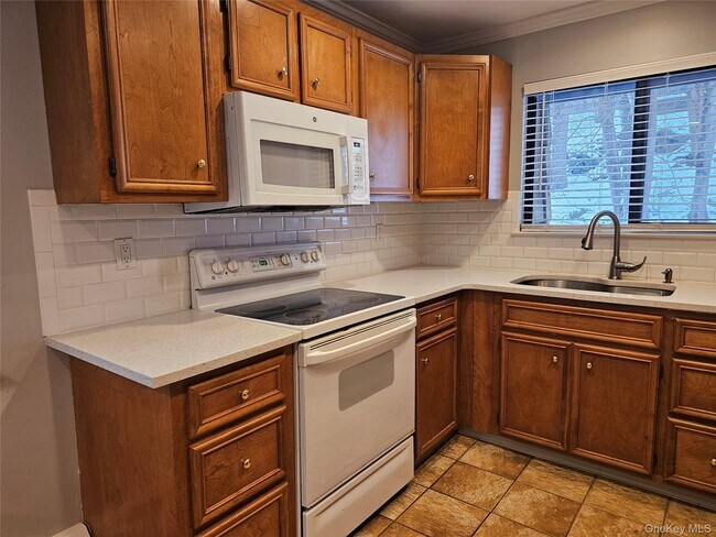 Building Photo - 3 Briarcliff Dr S