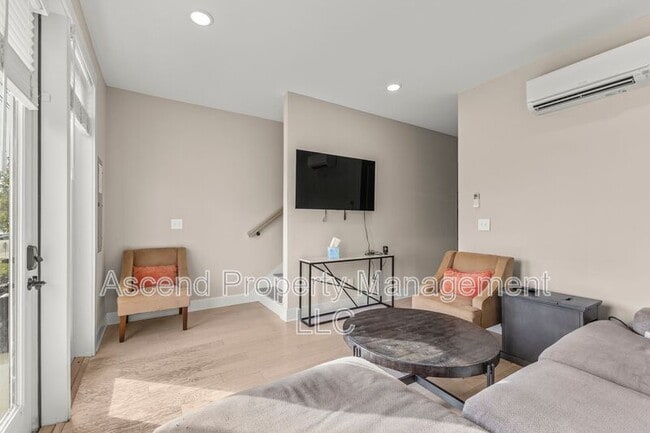 Building Photo - 3155 St Elmo Ave