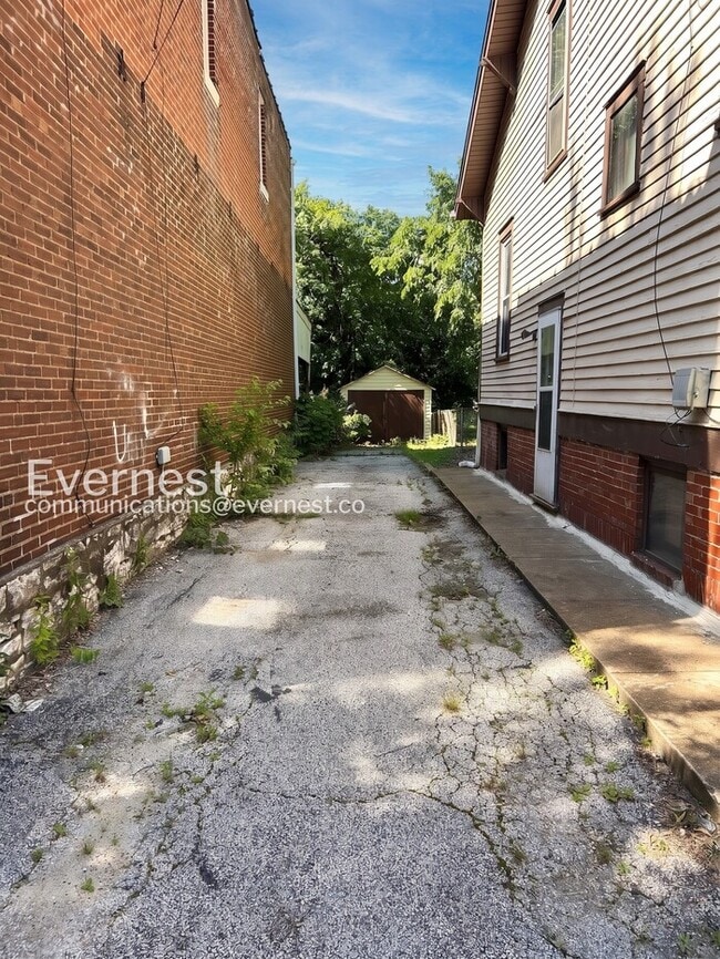 Building Photo - 3 Bed, 2 Bath Home with Off-Street Parking / Vouchers Accepted / Available Now!