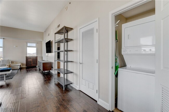 Building Photo - 150 S Las Vegas Blvd