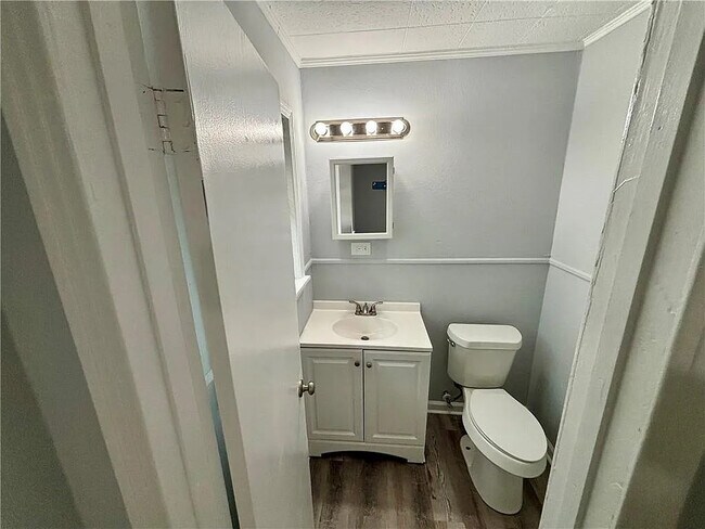 Building Photo - 466 Pinehill Dr