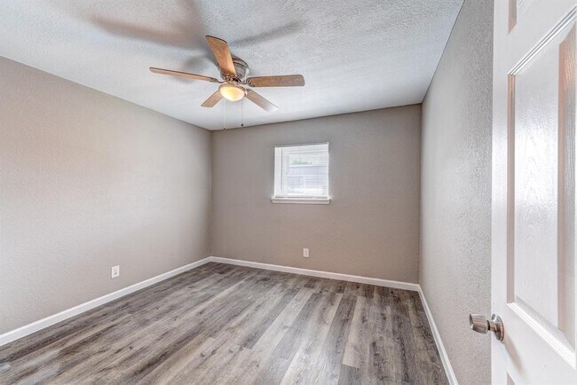 Building Photo - 521 Spring Dr