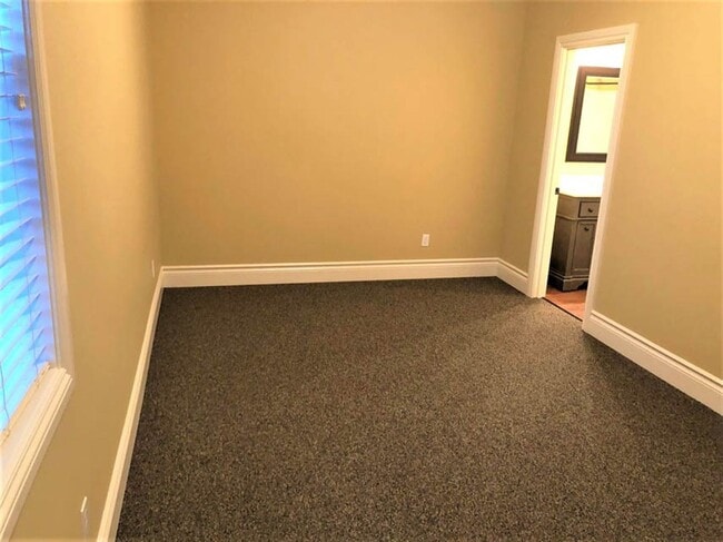 Building Photo - 4 Bed 4 bath Close to OSU