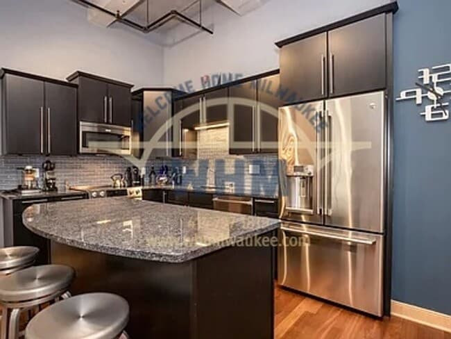 Building Photo - 239 E Chicago St