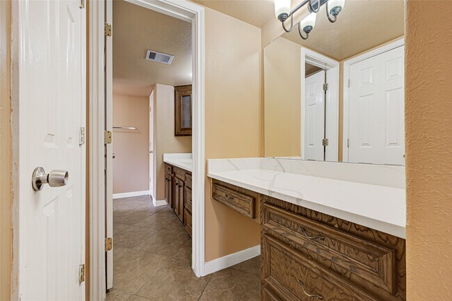 Building Photo - 7323 Log View Dr