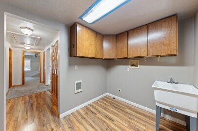 Building Photo - Spacious home with outbuilding