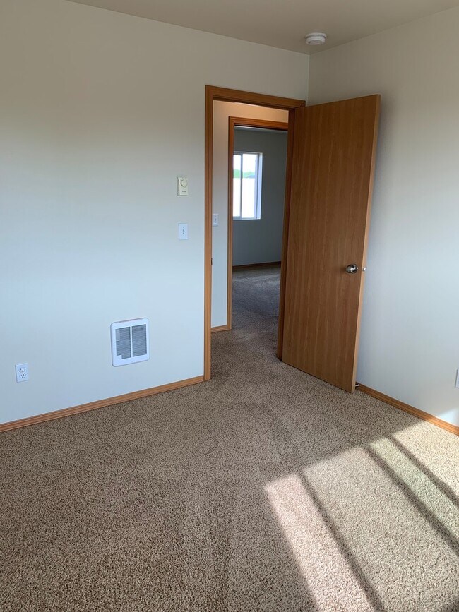 Building Photo - Large Home for Rent in Currier Creek