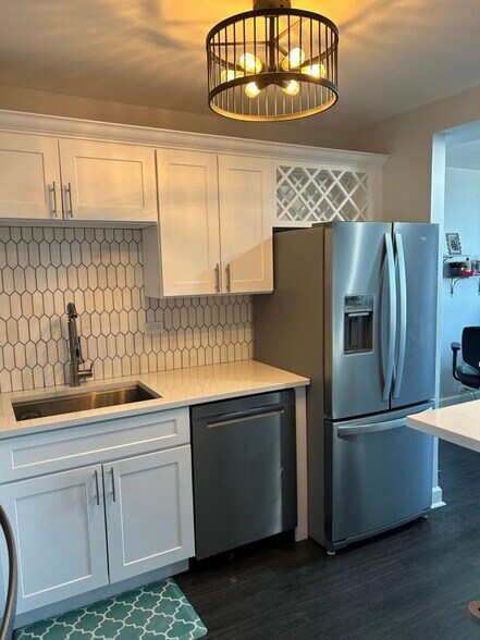 Building Photo - 2650 N Lakeview Ave