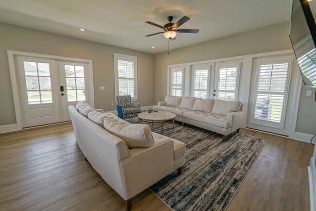 Building Photo - Available end of January in beautiful Summ...