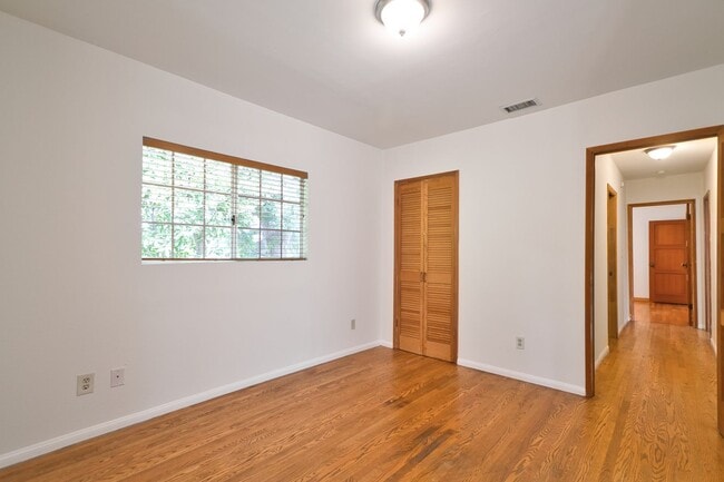 Building Photo - Spacious Four Bedroom Home in Manhattan Beach Hill Section!