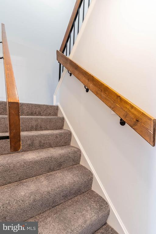 Building Photo - 8708 Village Square Dr